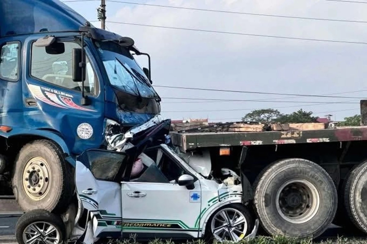 Tai nạn li&ecirc;n ho&agrave;n 7 phương tiện tr&ecirc;n QL5 khiến xe con bị &lsquo;v&ograve; n&aacute;t&rsquo;: T&agrave;i xế container đối mặt với h&igrave;nh phạt n&agrave;o?