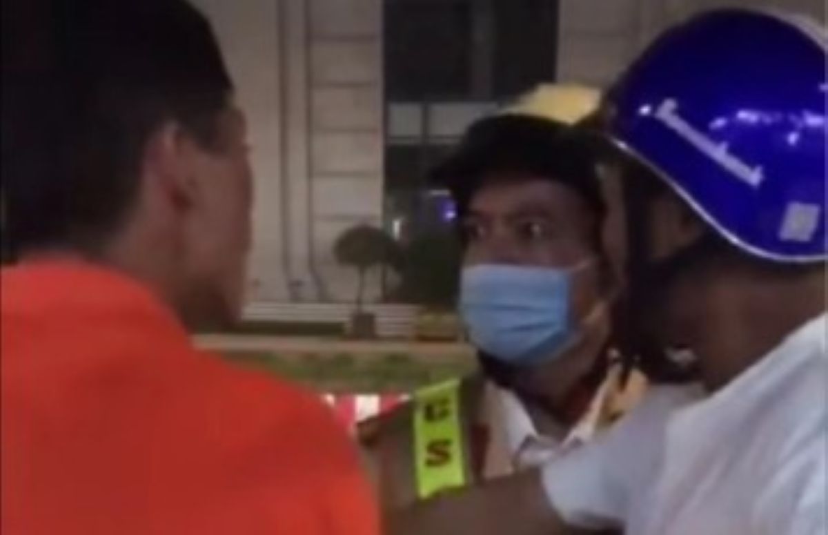 Bắc Ninh: Bắt tạm giam g&atilde; đ&agrave;n &ocirc;ng uống rượu say xỉn, chửi bới lớn tiếng rồi đấm Cảnh s&aacute;t giao th&ocirc;ng