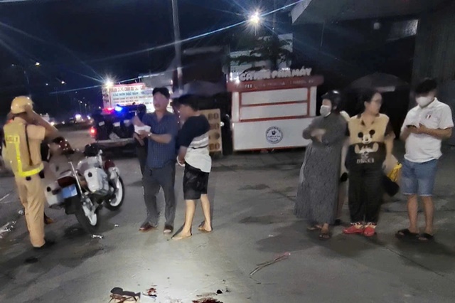 Hiện trường hỗn chiến &lsquo;đẫm m&aacute;u&rsquo; giữa nh&oacute;m hơn 10 thanh ni&ecirc;n, loạt hung kh&iacute; khiến nhiều người r&ugrave;ng m&igrave;nh