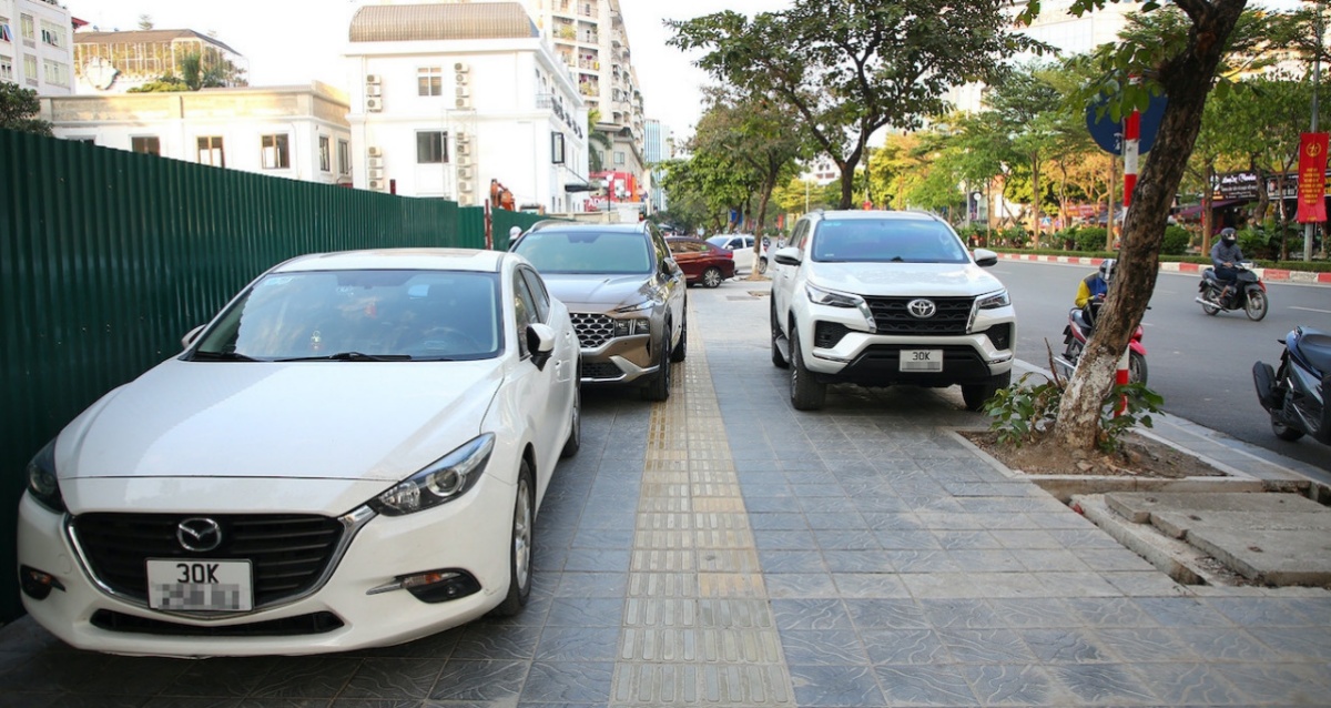 Đỗ xe tr&ecirc;n vỉa h&egrave; 2025: Quy định mới khiến t&agrave;i xế dễ mất tiền, mất điểm bằng l&aacute;i