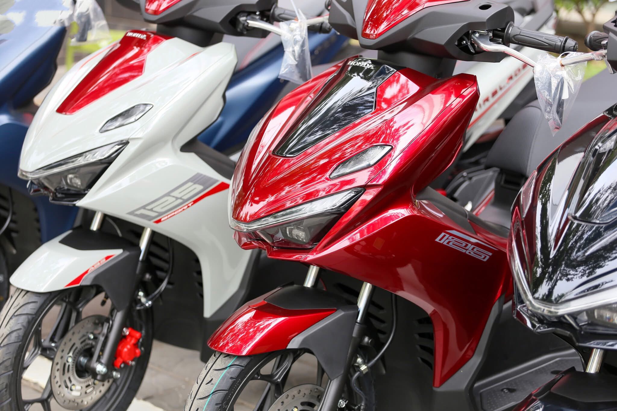 Tin xe m&aacute;y 26/12: Kh&aacute;ch Việt đổ x&ocirc; mua Honda Air Blade cuối th&aacute;ng 12 v&igrave; qu&aacute; rẻ, đại l&yacute; giảm sập s&agrave;n