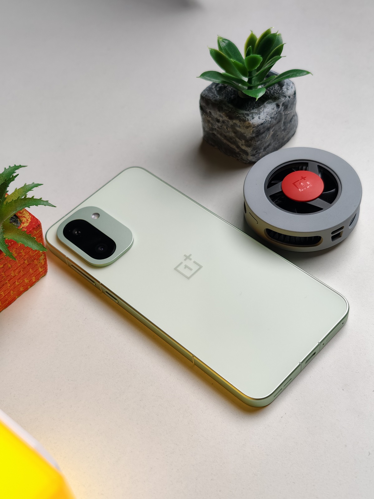 OnePlus ra mắt vua gaming gi&aacute; rẻ c&oacute; m&agrave;n 165Hz ăn đứt Galaxy S25 Ultra, iPhone 17 Pro Max