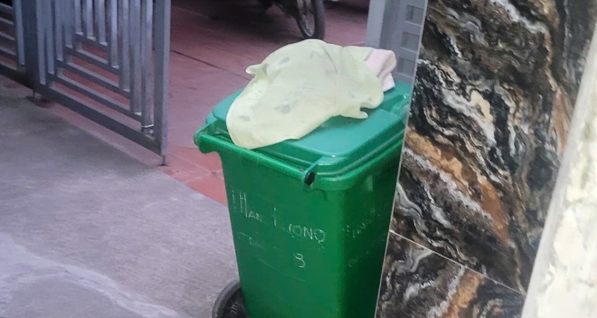 Ph&aacute;t hiện b&eacute; trai sơ sinh tử vong trong th&ugrave;ng r&aacute;c ở Bắc Ninh, c&ocirc;ng an khẩn trương truy t&igrave;m th&acirc;n nh&acirc;n