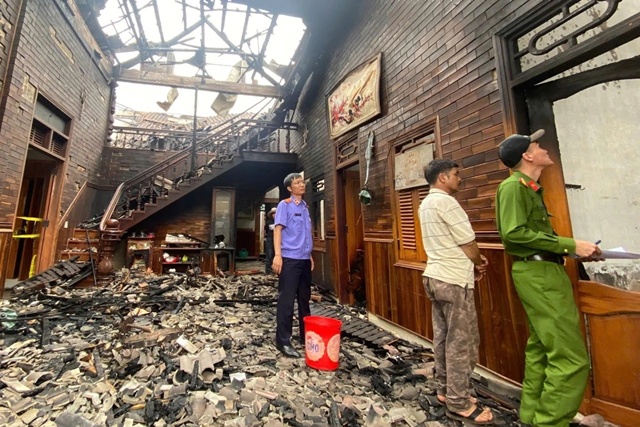 Căn nh&agrave; ở Đắk Lắk bốc ch&aacute;y dữ dội, người bố bất lực nh&igrave;n t&agrave;i sản bị thi&ecirc;u rụi, nghi vấn con trai ph&oacute;ng hỏa
