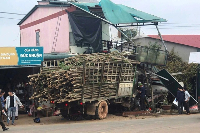 Hiện trường va chạm kinh ho&agrave;ng ở Quảng Trị khiến 5 người thương vong, trong đ&oacute; c&oacute; 1 ch&aacute;u b&eacute;