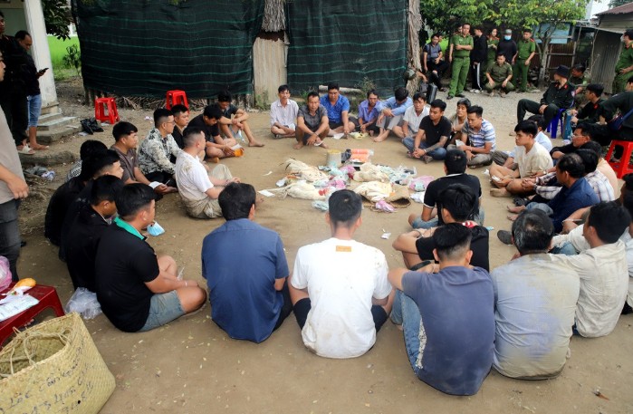 Hiện trường bắt quả tang sới bạc được tổ chức giữa b&atilde;i đất hoang ở miền T&acirc;y: Thu giữ được g&igrave;?