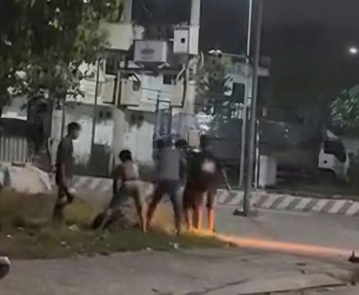 Vụ h&agrave;nh hung hội đồng tr&ecirc;n đường TPHCM: Nạn nh&acirc;n co ro chịu trận, li&ecirc;n tục van xin