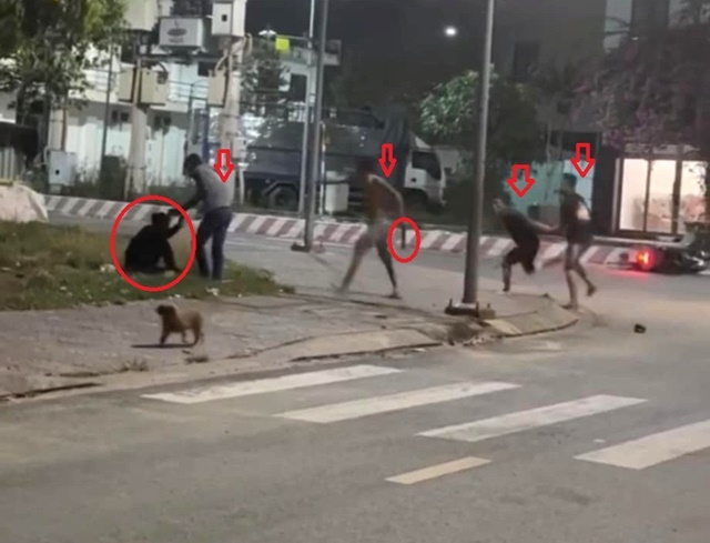 Nh&oacute;m người cầm hung kh&iacute; đ&aacute;nh li&ecirc;n tiếp 1 người đ&agrave;n &ocirc;ng v&agrave; dọa giết, chỉ bỏ chạy khi nghe thấy 4 chữ