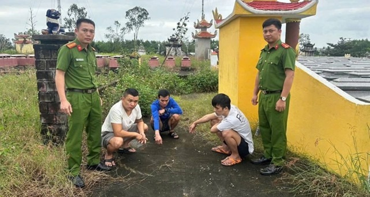 Phanh phui b&iacute; mật kh&oacute; chấp nhận của 3 g&atilde; đ&agrave;n &ocirc;ng l&eacute;n l&uacute;t v&agrave;o nghĩa địa giữa đ&ecirc;m khuya