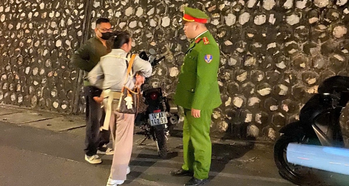 Ph&aacute;t hiện người phụ nữ địu con l&ecirc;n cầu B&atilde;i Ch&aacute;y định l&agrave;m điều dại dột, l&yacute; do nghe vừa giận vừa thương