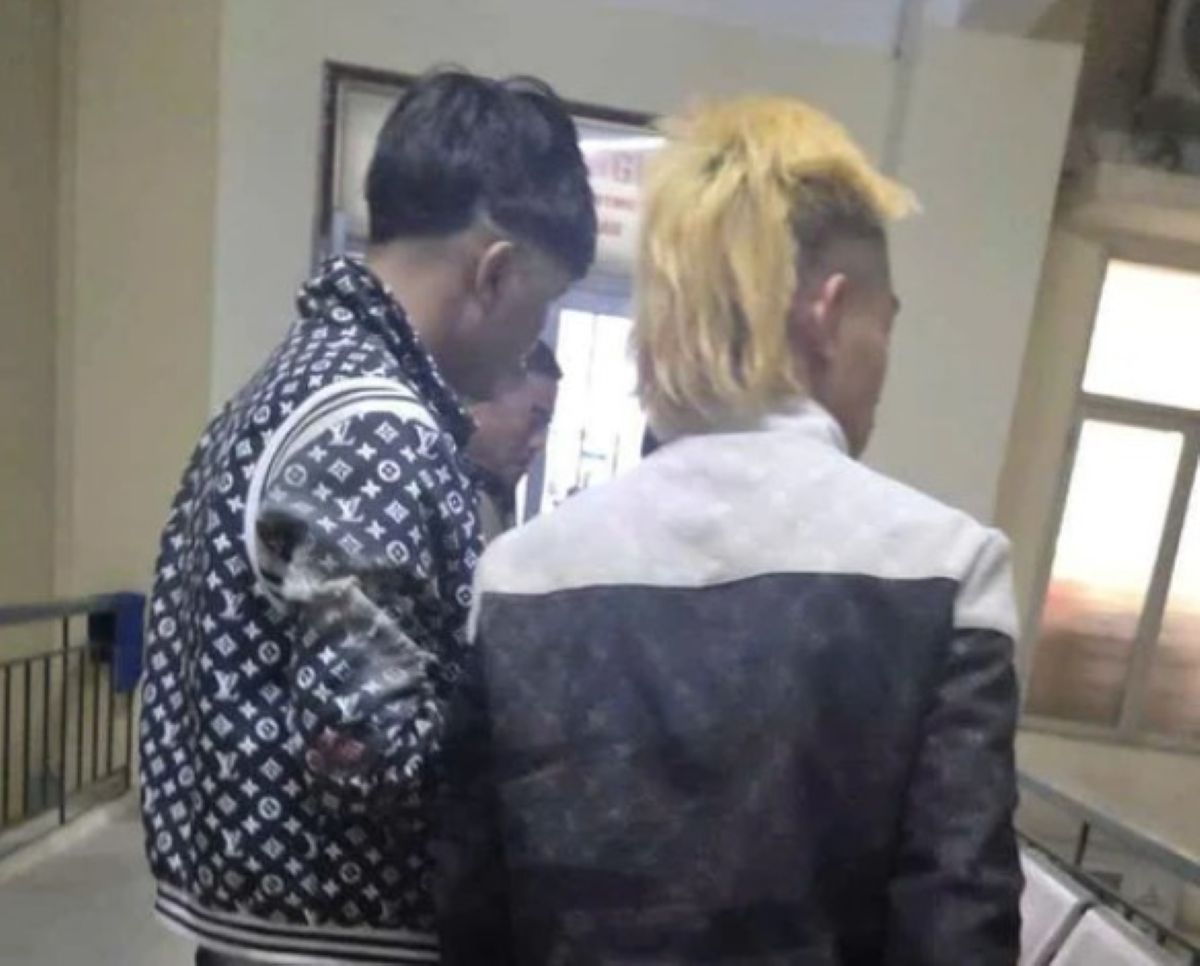 Xử l&yacute; hai thanh ni&ecirc;n \'th&ocirc;ng chốt\' t&ocirc;ng thẳng v&agrave;o một CSGT phải đi cấp cứu, h&eacute; lộ mức phạt nặng