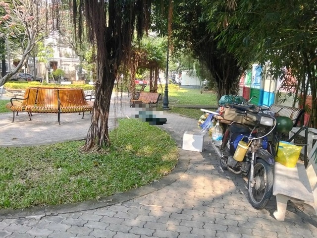 Người d&acirc;n t&aacute; hỏa ph&aacute;t hiện người đ&agrave;n &ocirc;ng tử vong trong c&ocirc;ng vi&ecirc;n ở TP.HCM