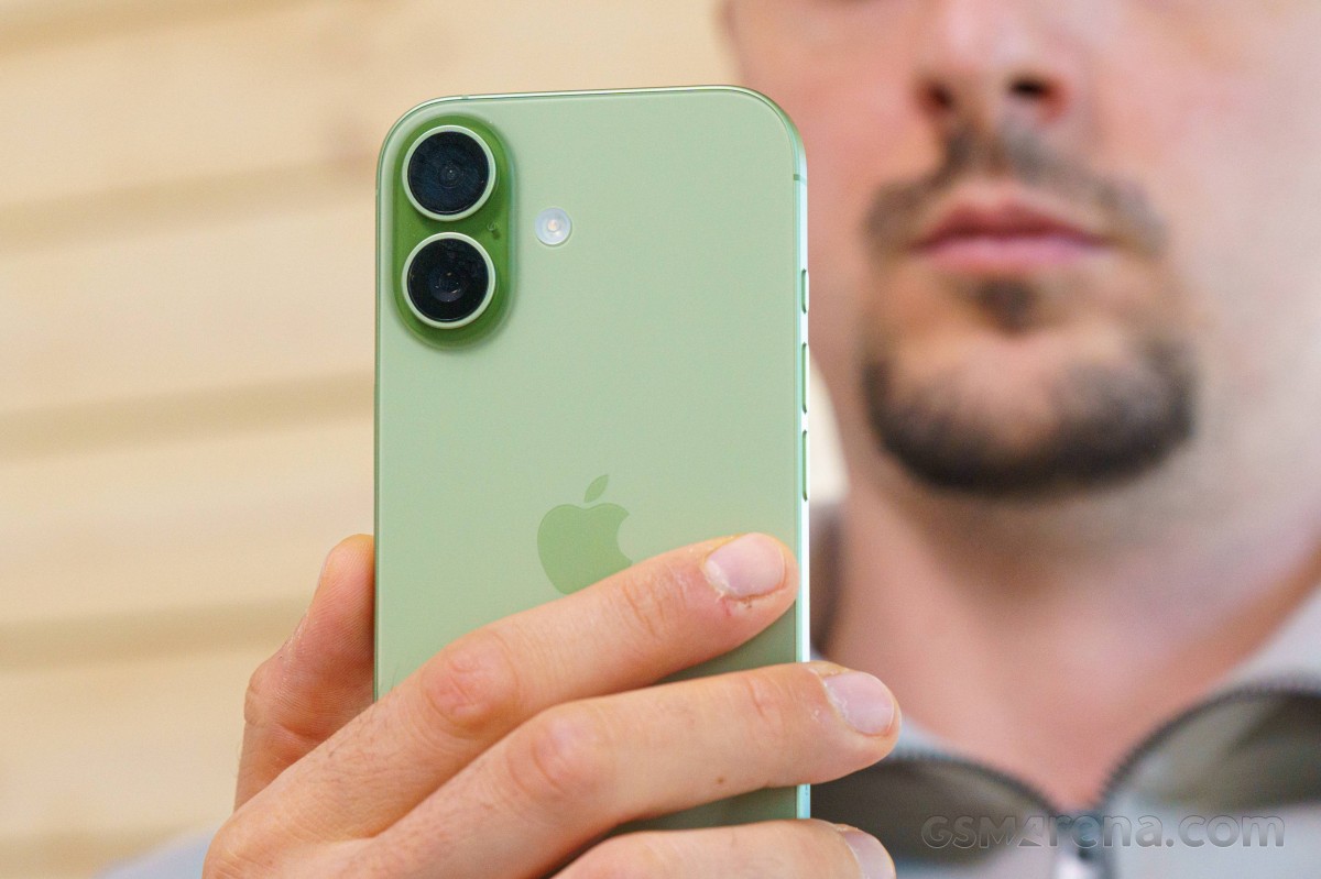 Đ&atilde; rất l&acirc;u mới c&oacute; iPhone kh&ocirc;ng Pro tốt như iPhone 17, m&agrave;n 120Hz rẻ hơn iPhone 17 Pro Max rất nhiều