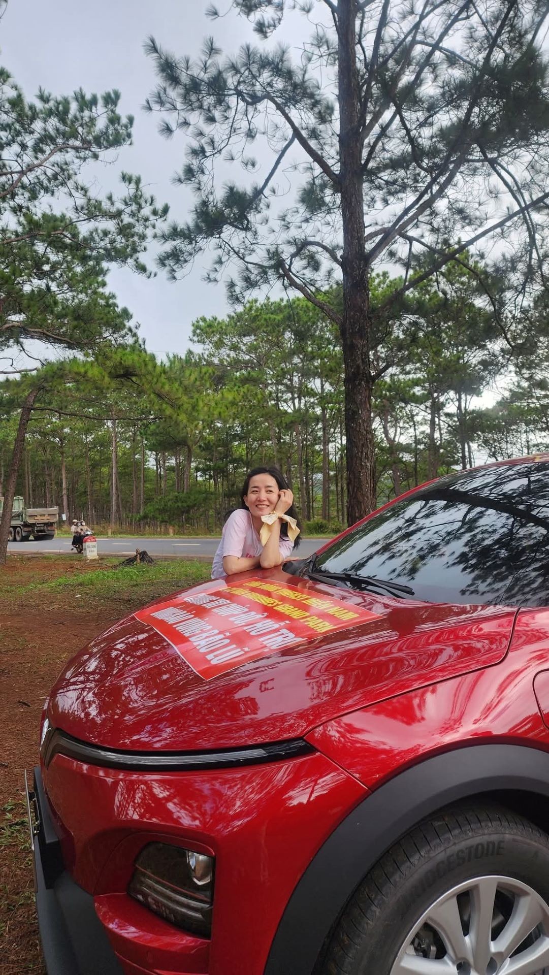 L&aacute;i xuy&ecirc;n đ&ecirc;m v&agrave;o v&ugrave;ng lũ, nữ CEO thừa nhận: &lsquo;VinFast VF 6 gi&uacute;p t&ocirc;i tự tin sau v&ocirc;-lăng&rsquo; ảnh 1