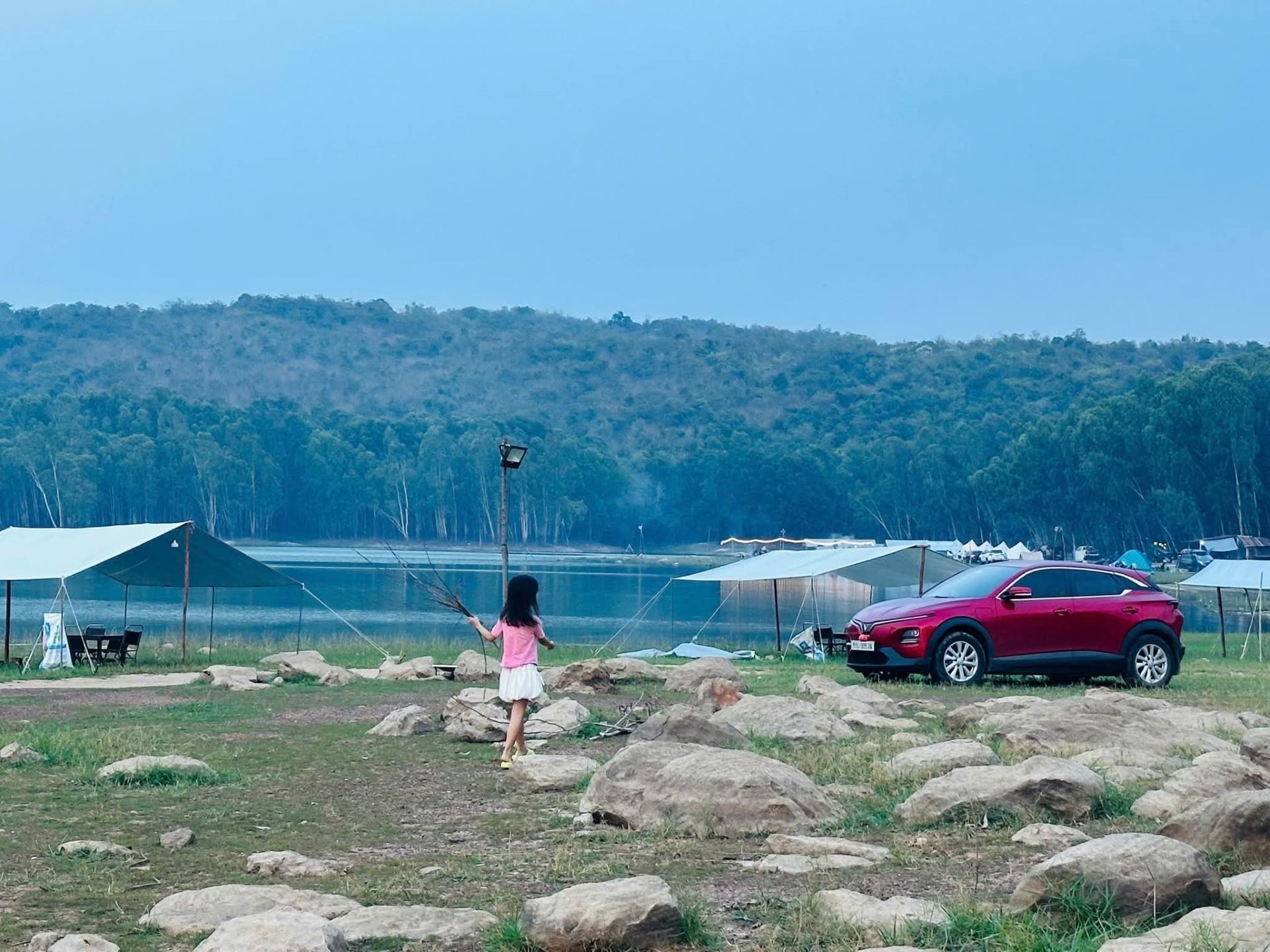 L&aacute;i xuy&ecirc;n đ&ecirc;m v&agrave;o v&ugrave;ng lũ, nữ CEO thừa nhận: &lsquo;VinFast VF 6 gi&uacute;p t&ocirc;i tự tin sau v&ocirc;-lăng&rsquo; ảnh 2