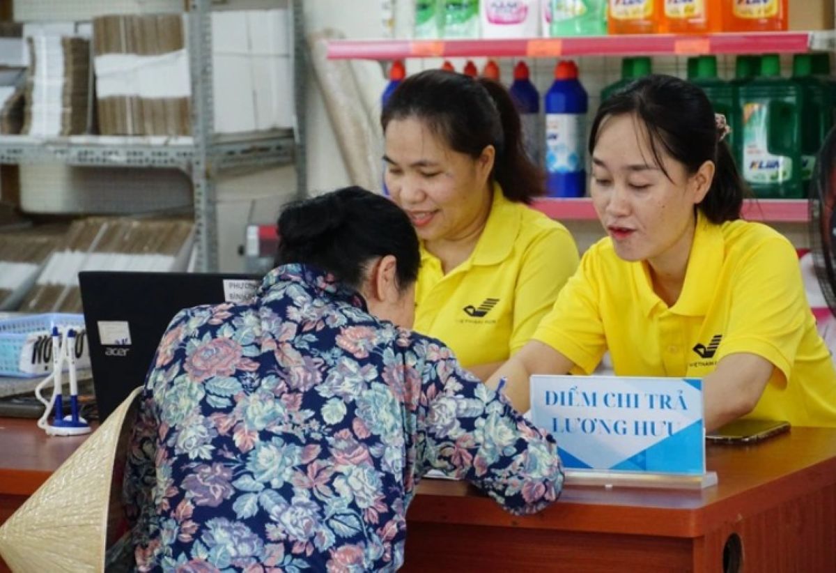 TP.HCM chốt lịch chi trả lương hưu v&agrave; trợ cấp BHXH th&aacute;ng 1/2026 với 3 mốc thời gian v&agrave; 2 h&igrave;nh thức