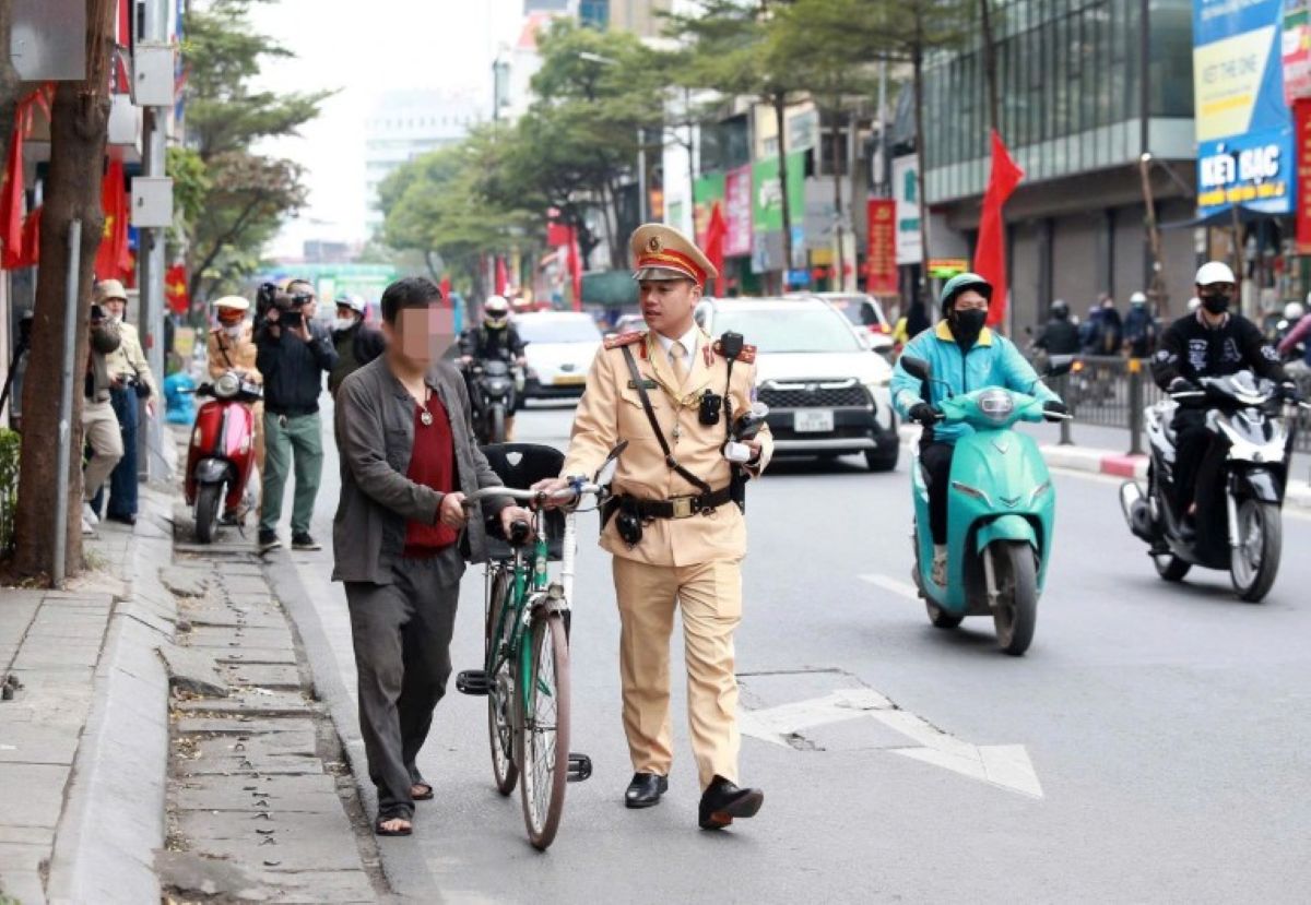 CSGT H&agrave; Nội xử phạt người đi xe đạp vi phạm nồng độ cồn trong dịp Tết Dương lịch