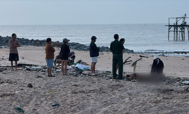Kh&ocirc;ng c&oacute; ph&eacute;p m&agrave;u với thiếu ni&ecirc;n mất t&iacute;ch trong vụ ch&igrave;m t&agrave;u c&aacute; ở L&acirc;m Đồng, người mẹ g&agrave;o kh&oacute;c b&ecirc;n thi thể con