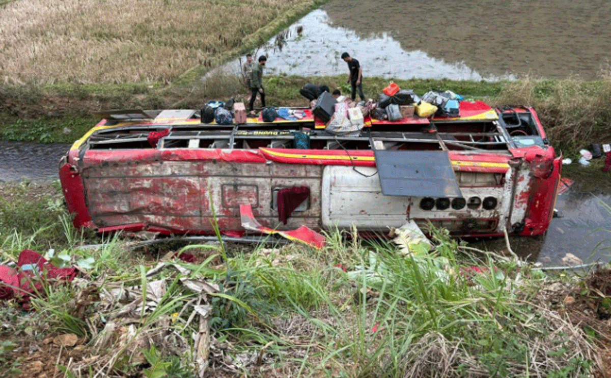 Vụ xe kh&aacute;ch chở 25 người ở Sơn La bị lật nghi&ecirc;ng, biến dạng: T&igrave;nh h&igrave;nh c&aacute;c h&agrave;nh kh&aacute;ch tr&ecirc;n xe
