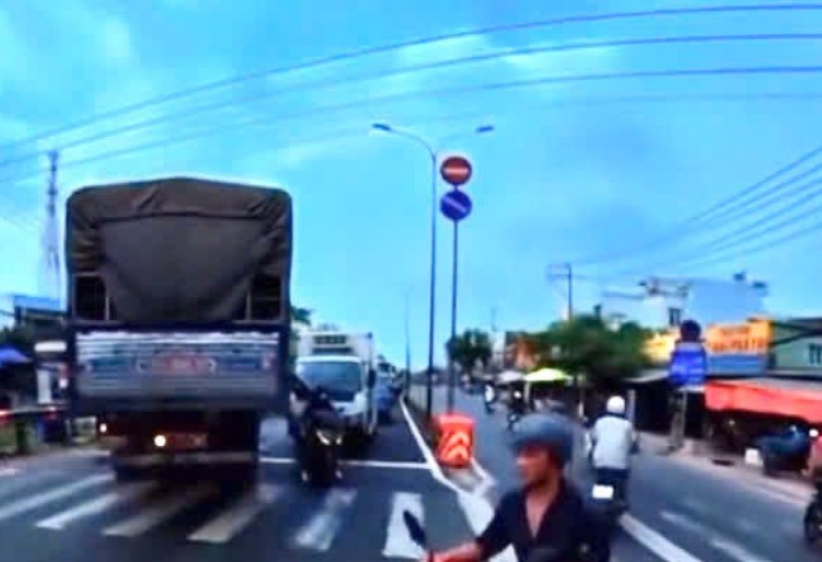 Xe tải chạy ngược chiều 1km giữa đường đ&ocirc;ng đ&uacute;c ở TP.HCM, CSGT v&agrave;o cuộc, h&eacute; lộ mức phạt nặng