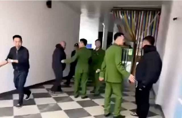 C&atilde;i nhau v&igrave; chiếc chăn ở nh&agrave; nghỉ, hai kh&aacute;ch nam bị tr&igrave;nh b&aacute;o d&ugrave;ng ma t&uacute;y: Kết quả kiểm tra g&acirc;y bất ngờ