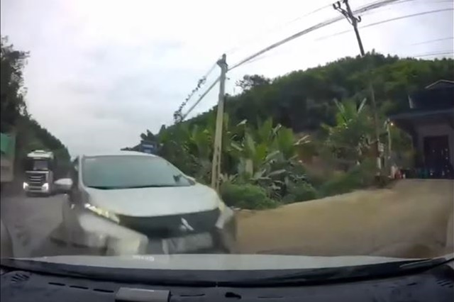 Camera ghi lại cảnh r&ugrave;ng m&igrave;nh khi 2 &ocirc; t&ocirc; đ&acirc;m trực diện ở Tuy&ecirc;n Quang, nguy&ecirc;n nh&acirc;n từ chiếc xe &ocirc; t&ocirc; 7 chỗ