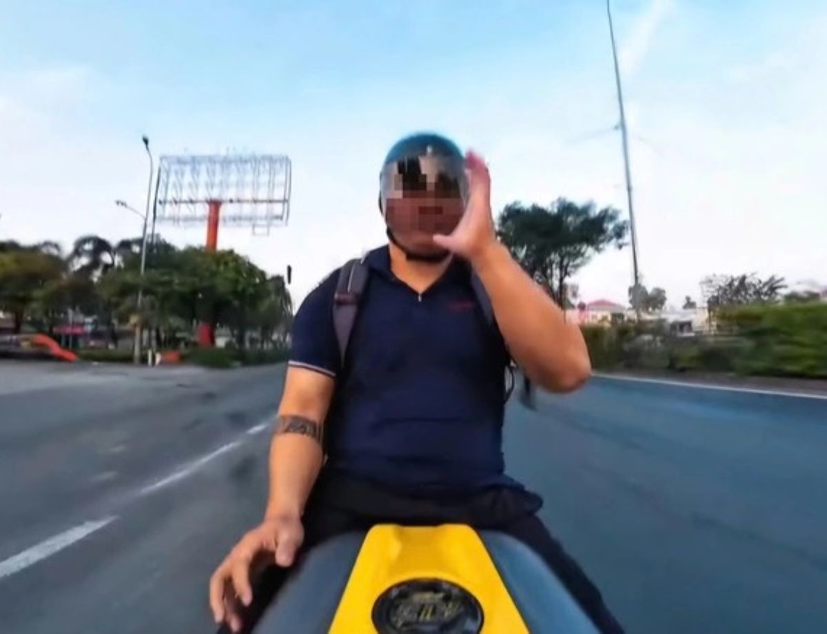 \'C&acirc;u view\' bằng clip chạy m&ocirc; t&ocirc; bu&ocirc;ng 2 tay ở TP.HCM, nam thanh ni&ecirc;n đối diện &aacute;n phạt chưa từng c&oacute;