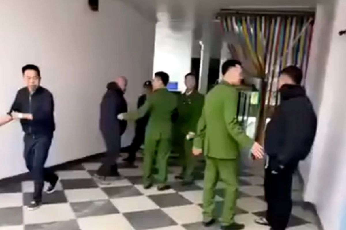 Chủ nh&agrave; nghỉ ở H&agrave; Nội b&aacute;o c&ocirc;ng an v&igrave; nghi kh&aacute;ch sử dụng ma t&uacute;y sau m&agrave;n c&atilde;i v&atilde; v&agrave; c&aacute;i kết g&acirc;y bất ngờ