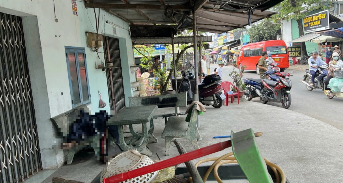 Hiện trường ph&aacute;t hiện người lạ tử vong tr&ecirc;n ghế đ&aacute; trước nh&agrave; d&acirc;n ở TP.HCM: L&agrave;m r&otilde; danh t&iacute;nh v&agrave; nguy&ecirc;n nh&acirc;n?