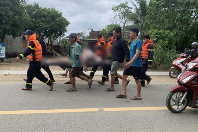 Nhảy xuống s&ocirc;ng Ba cứu người say rượu, người đ&agrave;n &ocirc;ng đ&aacute;nh đổi cả mạng sống