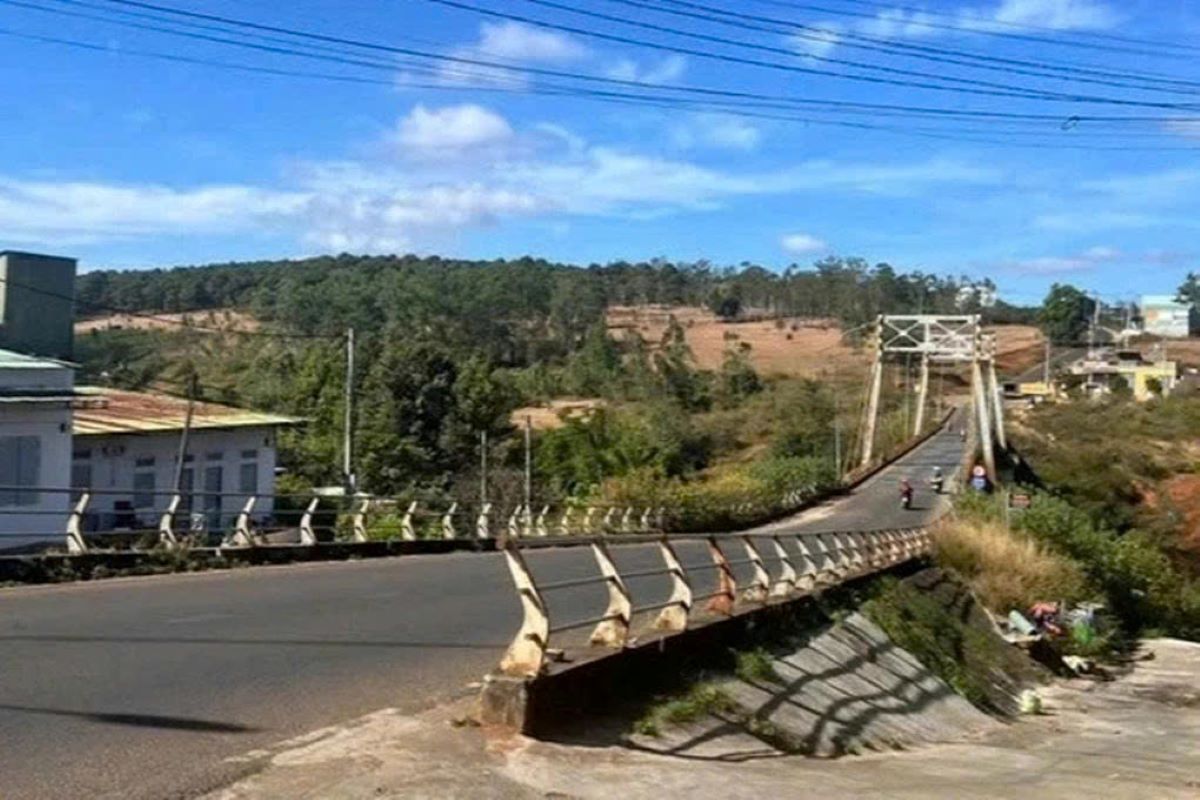 X&oacute;t xa b&eacute; g&aacute;i sinh non c&ograve;n nguy&ecirc;n d&acirc;y rốn bị vứt bỏ tại cầu treo: Sức khỏe hiện ra sao?