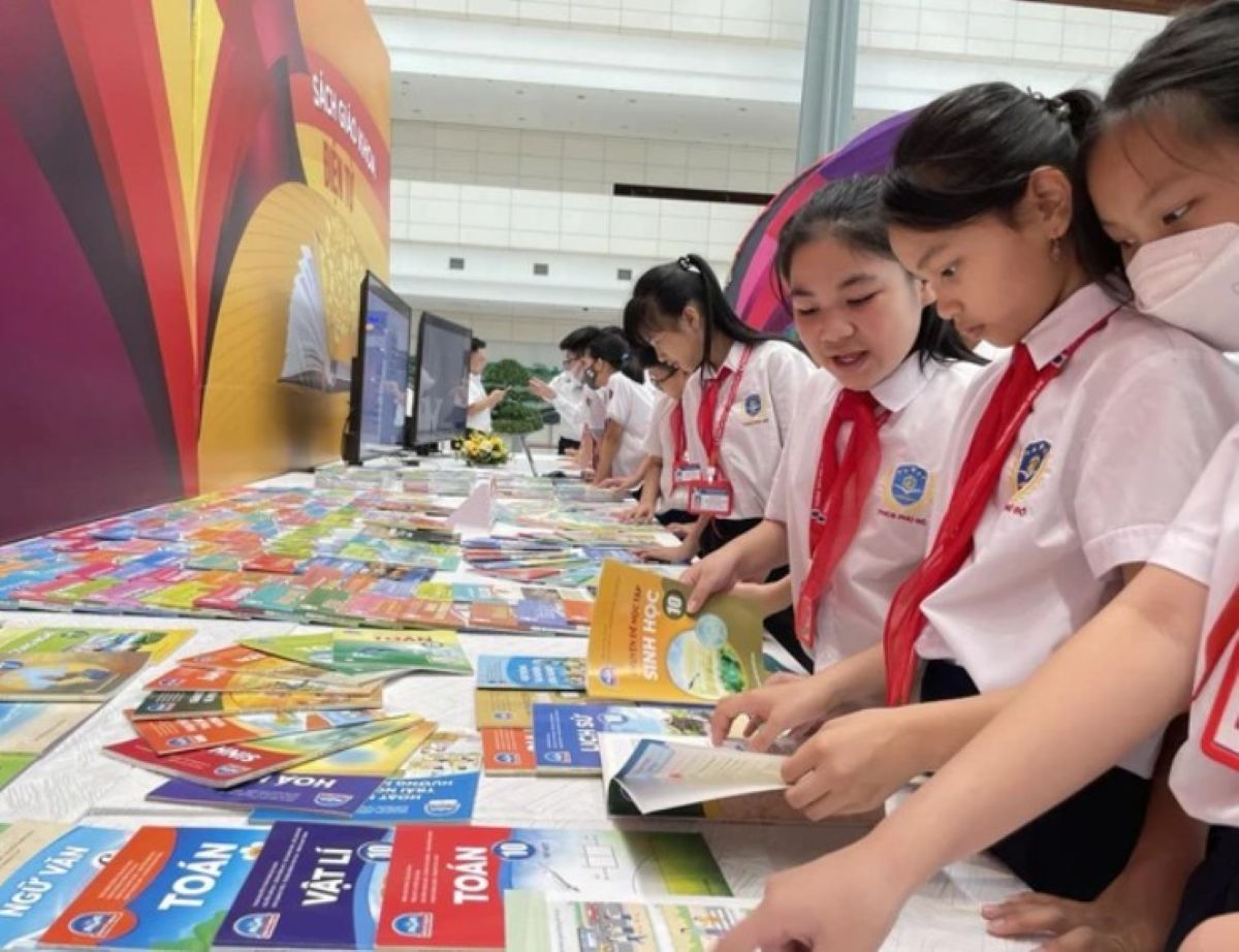 Ch&iacute;nh thức: Học sinh cả nước d&ugrave;ng chung một bộ SGK v&agrave; bỏ bằng tốt nghiệp THPT từ năm 2026