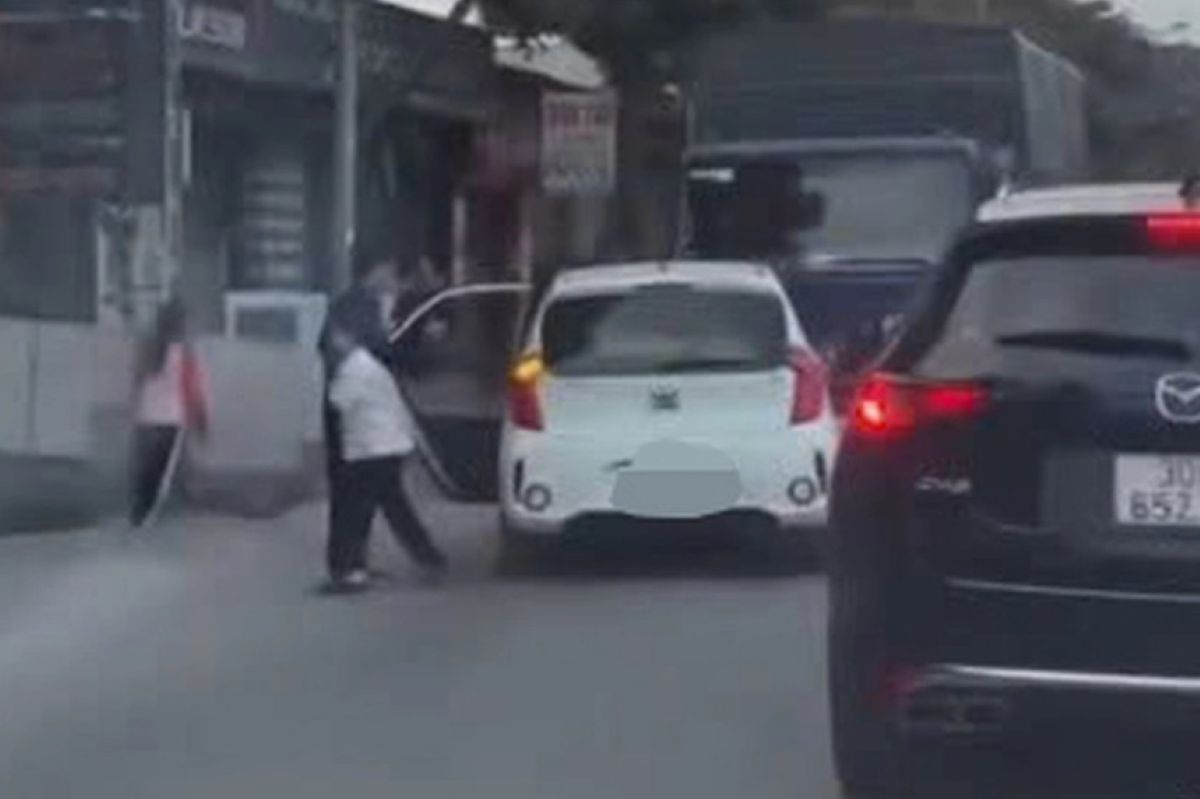 Mức phạt xứng đ&aacute;ng d&agrave;nh cho nam t&agrave;i xế ngang nhi&ecirc;n đỗ xe cho trẻ em xuống giữa đường H&agrave; Nội