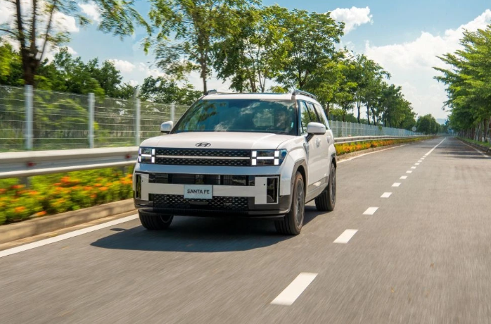 Điểm tin &ocirc; t&ocirc; 8/1: Sedan điện Xiaomi SU7 n&acirc;ng cấp &lsquo;cực khủng&rsquo;, Hyundai Santa Fe 2026 ra mắt