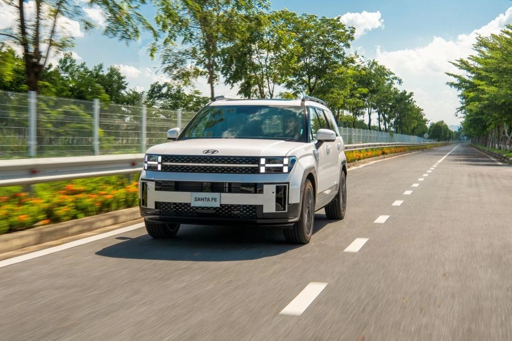 2hyundai-santa-fe-2026-ra-mat-nang-cap-manh-an-toan-cong-nghe-day-dac-gia-chua-den-740-trieu-dong-1767882154.webp