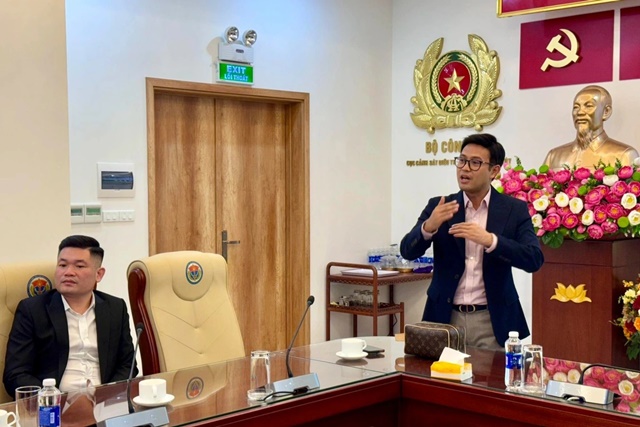 Thực hư h&igrave;nh ảnh nghệ sĩ Cường C&aacute; c&ugrave;ng NSƯT Th&aacute;i Sơn &lsquo;uống tr&agrave;&rsquo; tại cơ quan c&ocirc;ng an