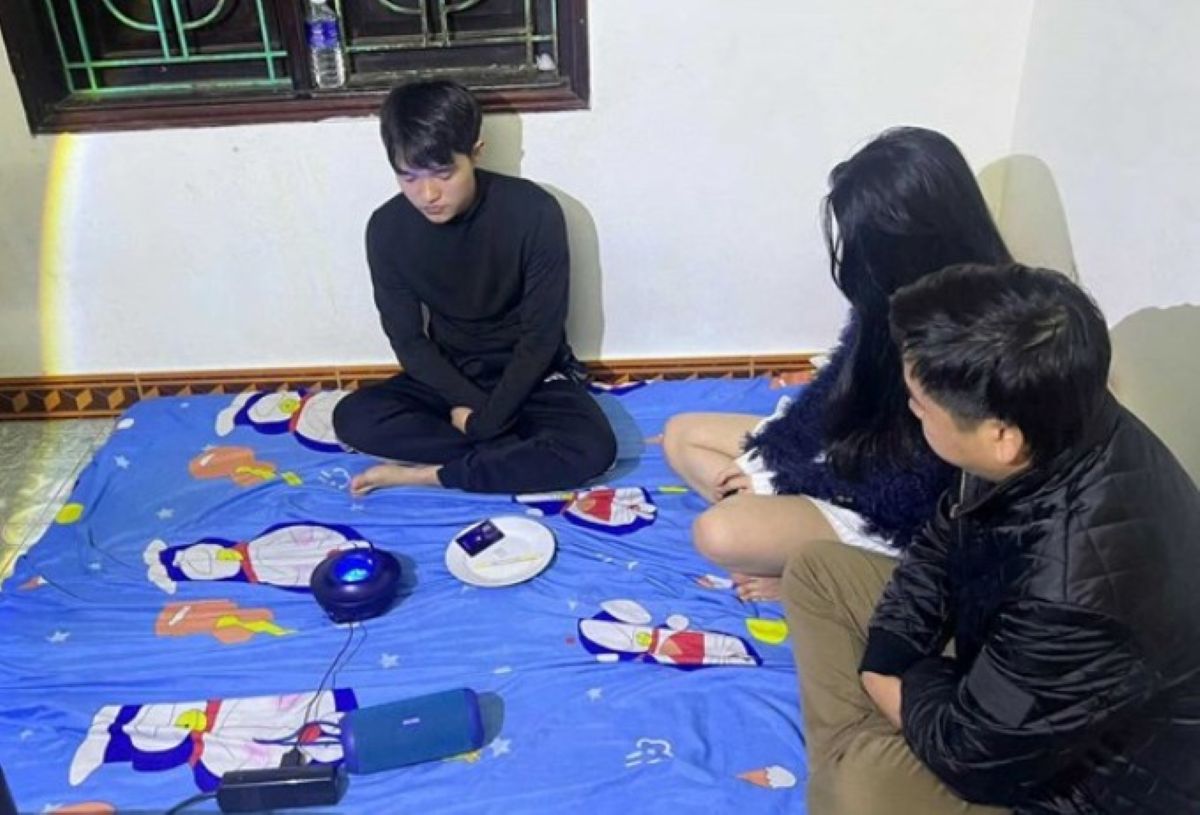 Bắt quả tang nh&oacute;m thanh ni&ecirc;n 2 nam 1 nữ c&ugrave;ng sinh năm 1999 đang \'bay lắc\', d&ugrave;ng ma t&uacute;y tại Quảng Trị