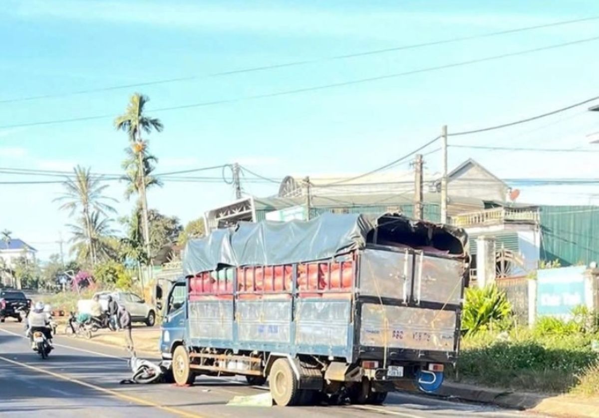 Hiện trường tang thương xe tải t&ocirc;ng hai vợ chồng đi xe m&aacute;y tử vong tại chỗ ở Mang Yang, Gia Lai