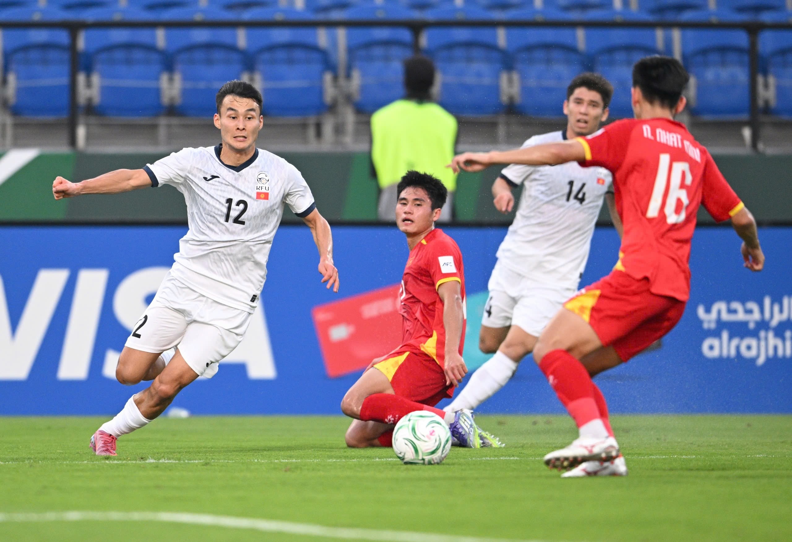 Thắng nghẹt thở Kyrgyzstan, U23 Việt Nam ch&iacute;nh thức \'ph&aacute; dớp\' tại VCK U23 ch&acirc;u &Aacute;