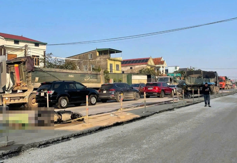 Tai nạn giao th&ocirc;ng nghi&ecirc;m trọng ở Nghệ An: Xe m&aacute;y va chạm &ocirc; t&ocirc; đầu k&eacute;o, 2 b&agrave; ch&aacute;u tử vong thương t&acirc;m