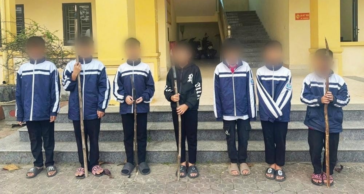 H&agrave; Tĩnh: Nh&oacute;m học sinh cấp 2 mang hung kh&iacute; đi giải quyết m&acirc;u thuẫn, c&aacute;i kết khiến CĐM h&uacute; hồn
