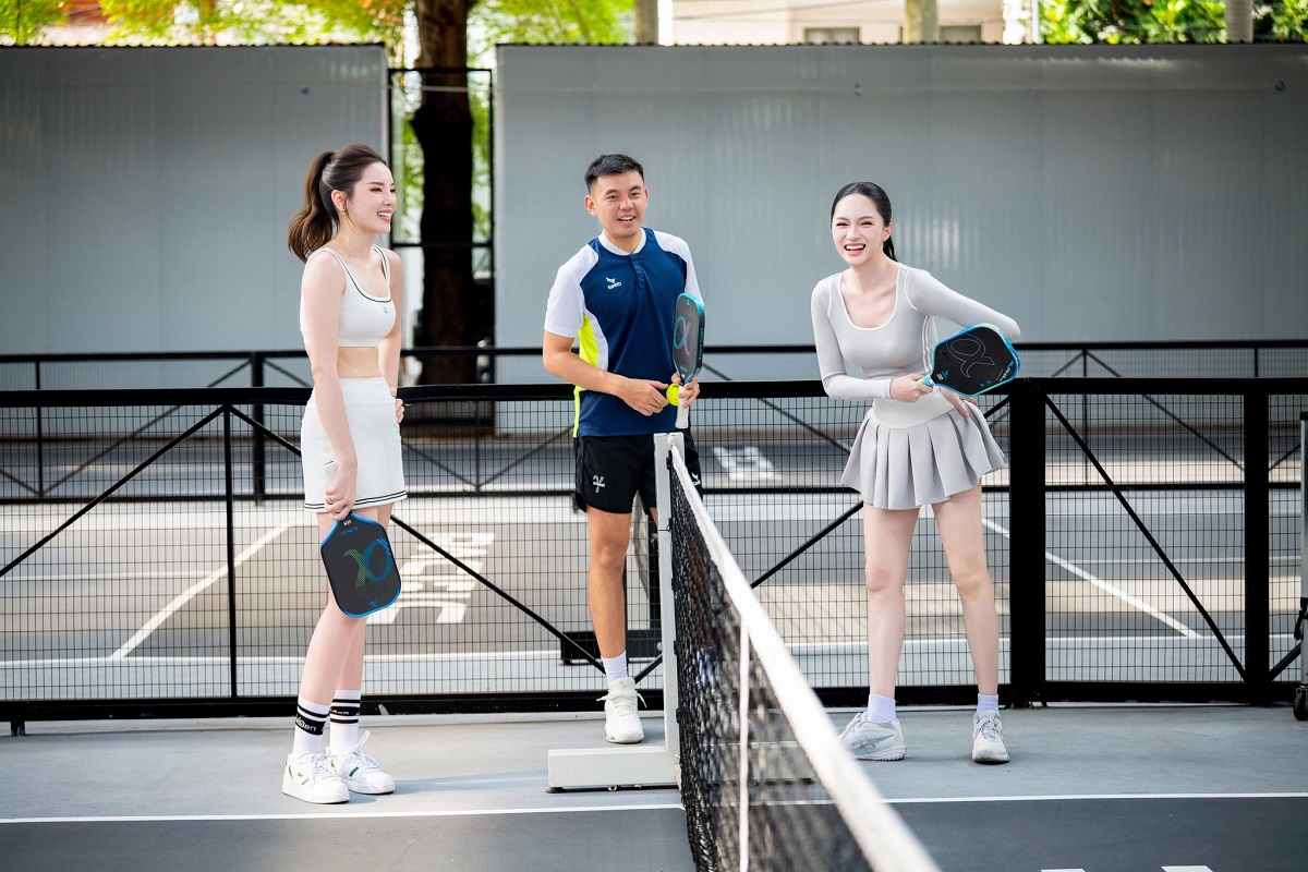 L&yacute; Ho&agrave;ng Nam h&uacute;t trăm ngh&igrave;n lượt xem: Đấu c&ugrave;ng l&uacute;c 2 hoa hậu, chơi pickleball bằng tay kh&ocirc;ng thuận