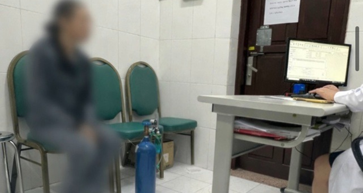 Nữ sinh 20 tuổi đi kh&aacute;m t&acirc;m thần: Cấp 2 đ&atilde; thử b&oacute;ng cười, mang 1 thứ đến viện khiến b&aacute;c sĩ sốc nặng