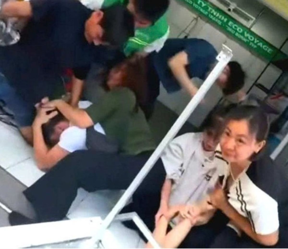 Hai chủ cửa h&agrave;ng ở Nha Trang đ&aacute;nh nhau d&atilde; man rồi bị kh&aacute;ch nước ngo&agrave;i quay video, h&eacute; lộ nguồn cơn