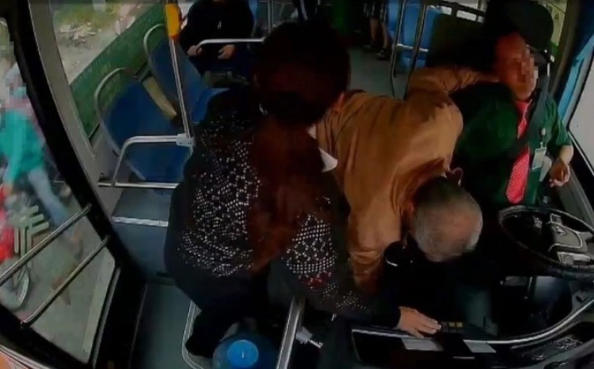 TPHCM: T&agrave;i xế xe bu&yacute;t bất ngờ đột quỵ trong l&uacute;c l&aacute;i v&agrave; h&agrave;nh động nhanh tr&iacute; của nh&acirc;n vi&ecirc;n so&aacute;t v&eacute;