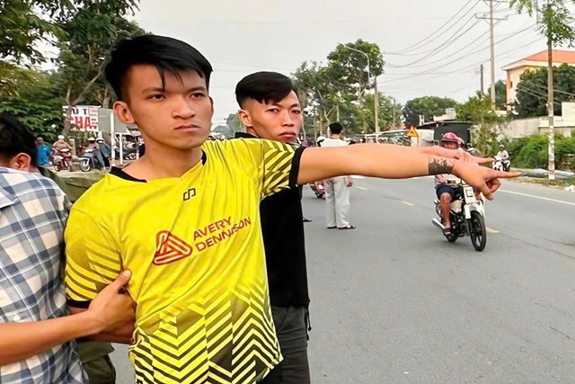 Nguy&ecirc;n nh&acirc;n x&oacute;t xa khiến người đ&agrave;n &ocirc;ng chở vợ chết tức tưởi tr&ecirc;n đường, 2 đối tượng bị bắt giữ khẩn