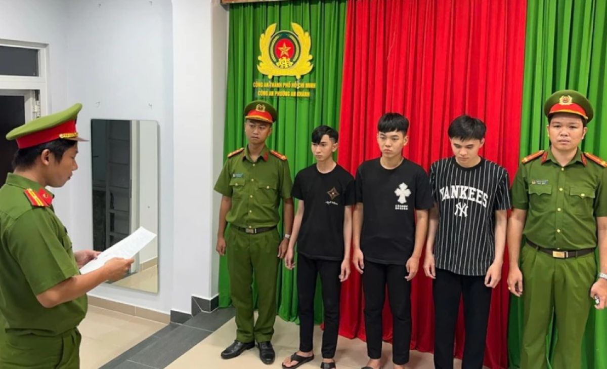 Bắt giữ 3 thanh ni&ecirc;n 19 tuổi ẩu đả tr&ecirc;n cầu Ba Son, TP.HCM: Tiết lộ mức phạt \'kh&ocirc;ng nhẹ tay\'