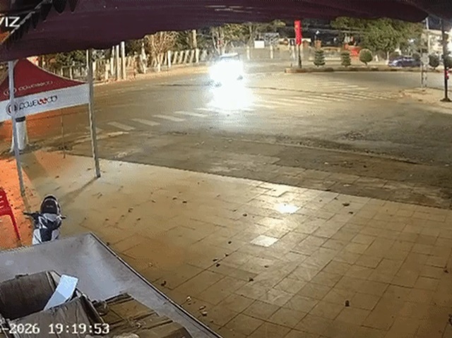 T&ocirc;ng c&ocirc; g&aacute;i ng&atilde; lăn ra đường, t&agrave;i xế xe c&ocirc;ng n&ocirc;ng sau đ&oacute; l&agrave;m 1 chuyện kh&oacute; hiểu