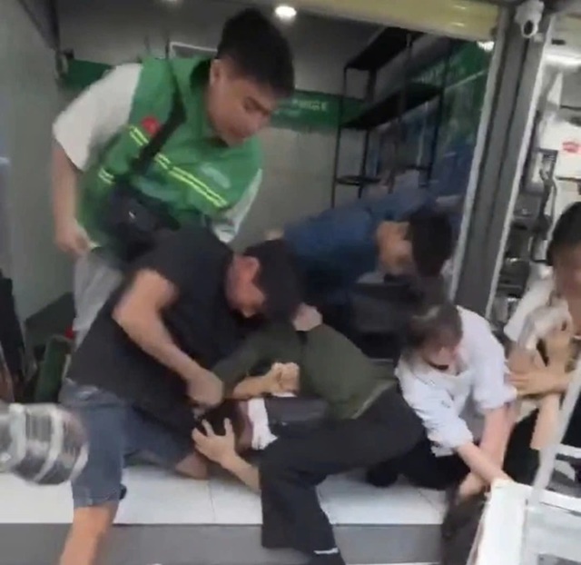 Đ&aacute;nh nhau s&aacute;t trụ sở UBND tỉnh Kh&aacute;nh H&ograve;a: Ai quản l&yacute; loạt ki-ốt g&acirc;y ồn &agrave;o?