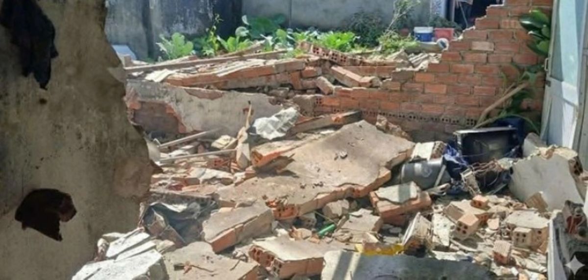 Đắk Lắk: Một căn nh&agrave; cấp bốn nổ tung, một người bị thương nặng chỉ v&igrave; ph&aacute;o tự chế 